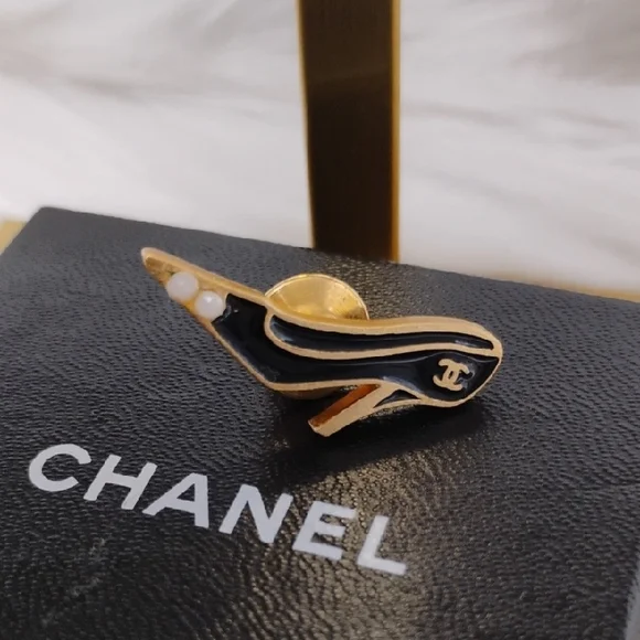 Authentic CHANEL Black 🖤 & Gold High Heel Pumps Pin - Picture 3 of 9